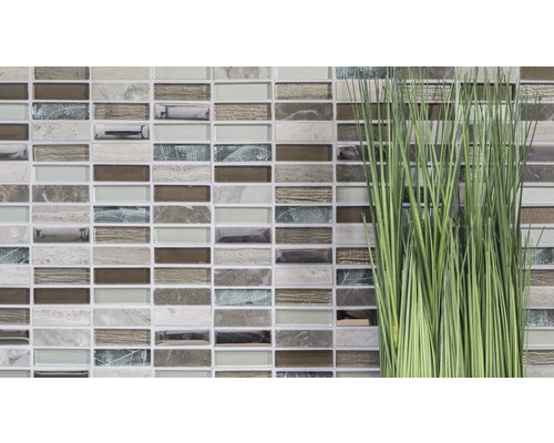Perete cu plăci de mozaic cu iarbă decorativă