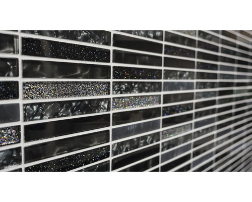 Prim-plan cu plăci de mozaic negre cu sclipici