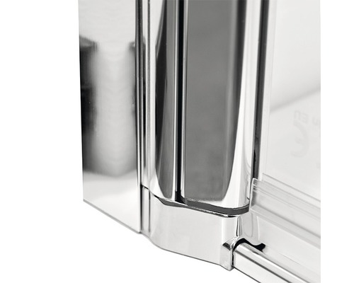 Detaliu cabină de duș cu cadru cromat