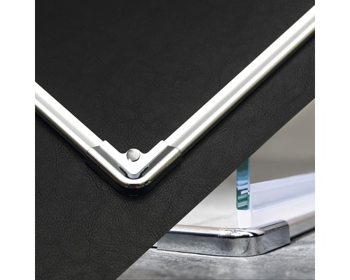 Prim-plan cu un colț al unui cadru cu margine metalică