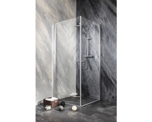 Cabină de duș pe colț cu baterie de duș și duș de mână într-o baie cu pereți din piatră gri.