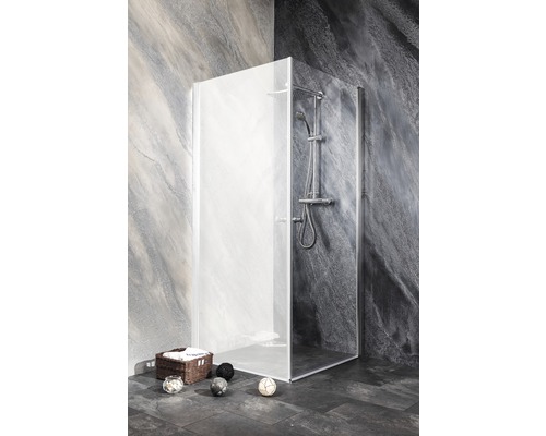 Cabină de duș din sticlă cu baterie de duș în baie.