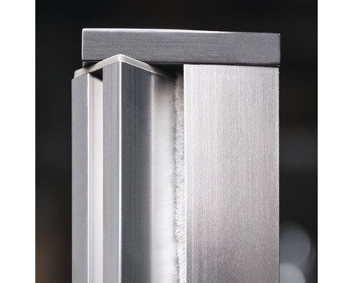 Imagine detaliată cu un cadru de ușă din aluminiu cu etanșare