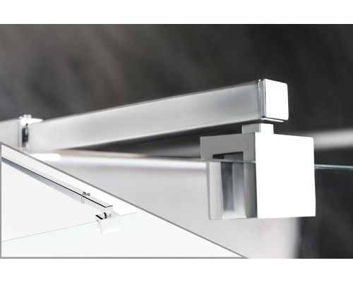 Prim-plan cu un stabilizator metalic pentru cabină de duș