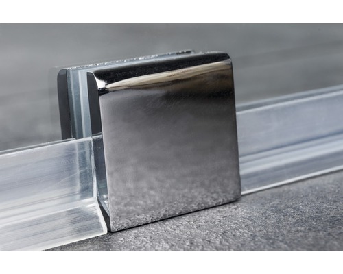 Prim-plan cu feroneria cabinei de duș