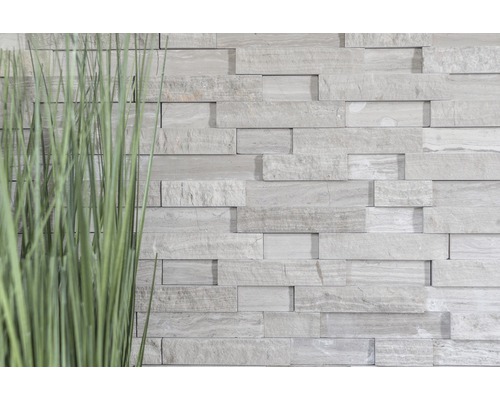 Placare de perete din piatră cu iarbă în prim-plan