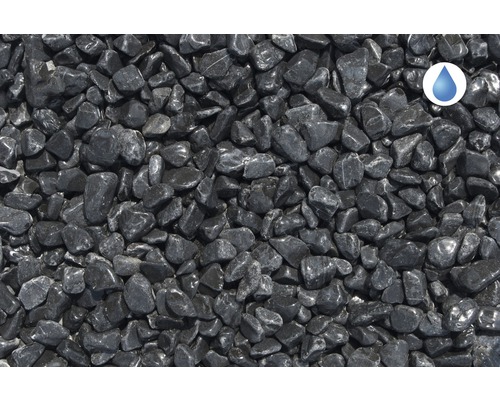 Prim-plan cu pietriș decorativ negru