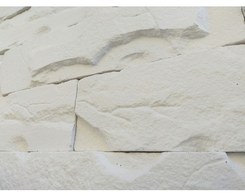 Prim-plan cu placare de perete din piatră albă.