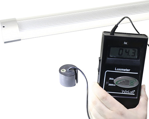 Luxmetru măsoară intensitatea luminii unei lămpi cu LED