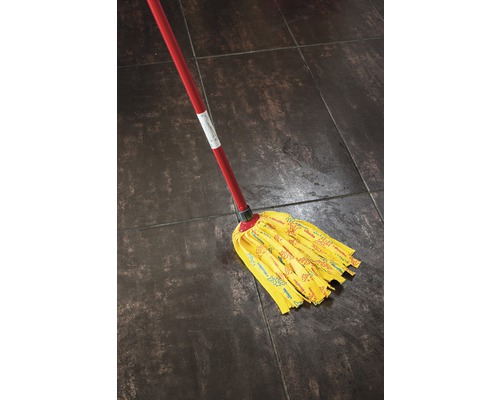 Mop galben cu mâner roșu pe podea de gresie