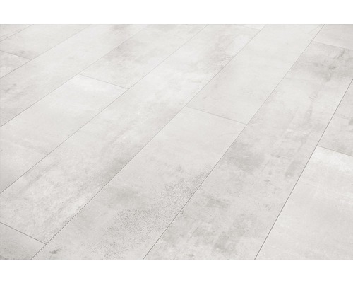 Plăci de pardoseală deschise la culoare, cu aspect de beton