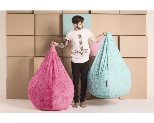 Bărbat ține doi saci de fasole din material textil în formă de lacrimă