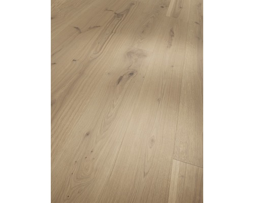 Pardoseală deschisă la culoare din lemn cu granulație naturală.