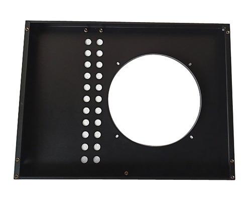 Carcasă metalică cu orificiu rotund și găuri