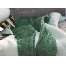 Aranjament decorativ cu bandă textilă verde și material textil