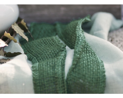 Aranjament decorativ cu bandă textilă verde și material textil