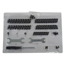 Set de montaj cu șuruburi, piulițe și unelte în ambalaj din plastic