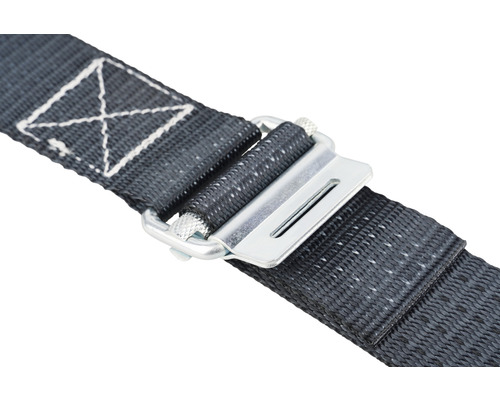 Imagine detaliată a unei chingi de fixare cu clemă metalică.