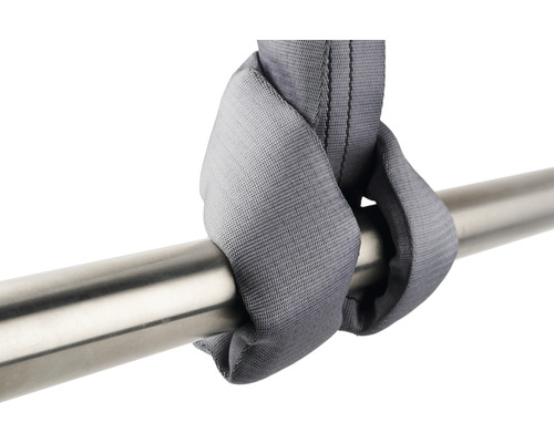 Chingă de ridicare gri pe o bară metalică