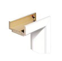 Secțiune transversală a unui toc de ușă alb din material lemnos
