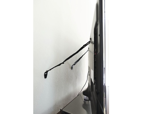 Televizor montat pe perete cu curele de fixare