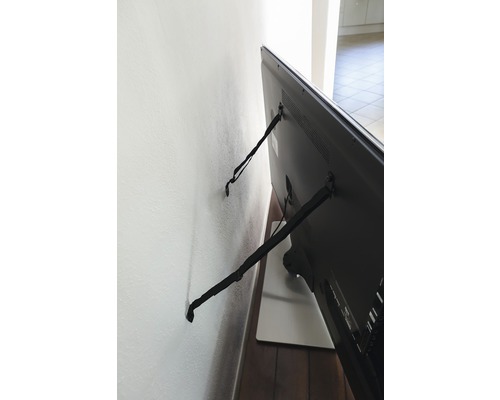 Televizor montat pe perete cu protecție anti-basculare