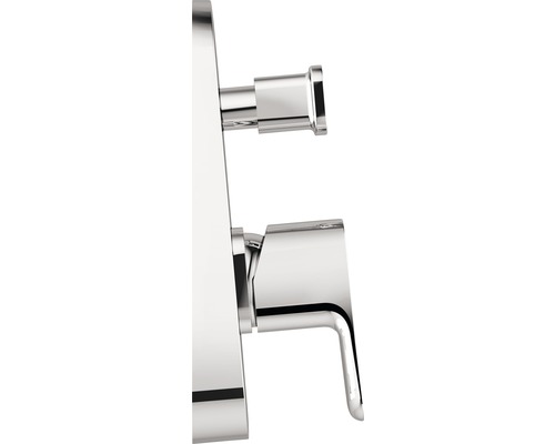 Prim-plan cu baterie de baie încastrată, cromată.