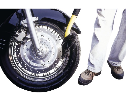 Motocicleta este spălată cu o perie de curățare.