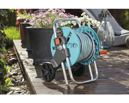 Cărucior cu furtun de grădină cu furtun pe o terasă