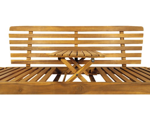 Prim-plan cu un șezlong din lemn cu masă integrată, pliabilă