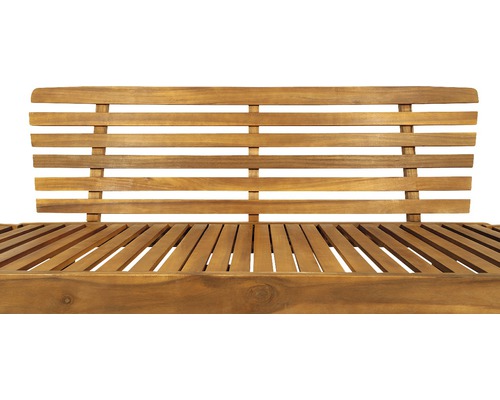 Prim-plan cu o bancă de grădină din lemn, cu șezut și spătar cu lamele