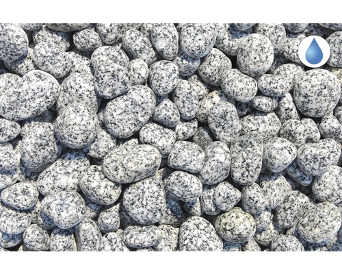 Prim-plan cu pietriș decorativ din granit