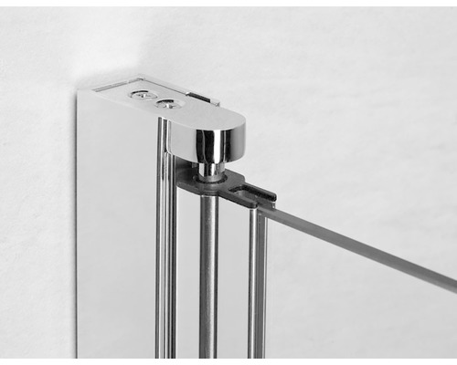 Prim-plan cu o fixare metalică pentru cabină de duș