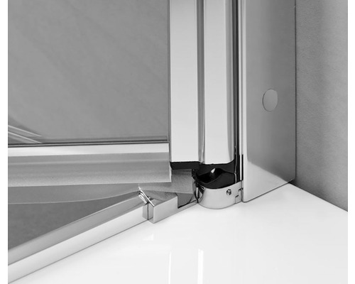 Detaliu paravan de duș din sticlă și metal