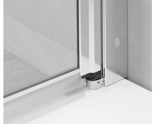 Detaliu cabină de duș cu sticlă și cadru metalic