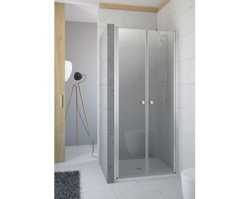 Baie modernă cu cabină de duș placată cu gresie și uși de sticlă