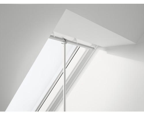 Fereastră de mansardă cu jaluzea și tijă de operare