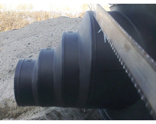 Conductă de scurgere din plastic negru cu lamă de ferăstrău