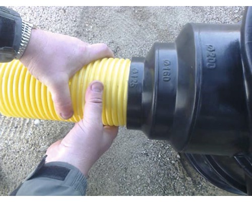 Tub de drenaj galben conectat la un conector negru