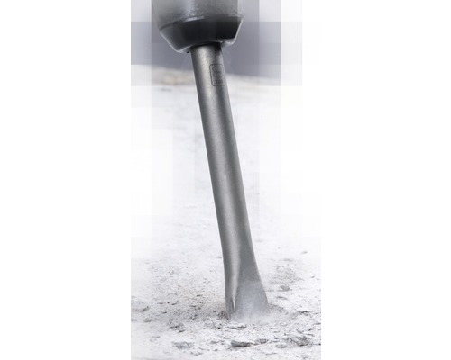 Daltă în acțiune spărgând piatră