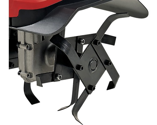 Prim-plan cu o motosapă cu cuțite de freză negre