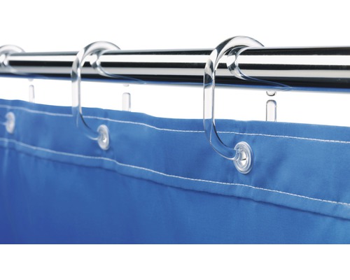 Cortină de duș albastră cu inele transparente pe o bară metalică