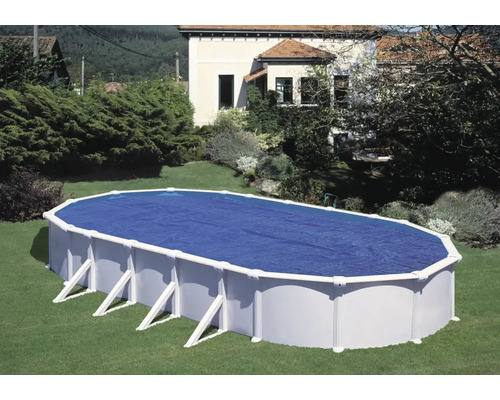 Piscină ovală în grădină cu acoperire albastră pentru piscină