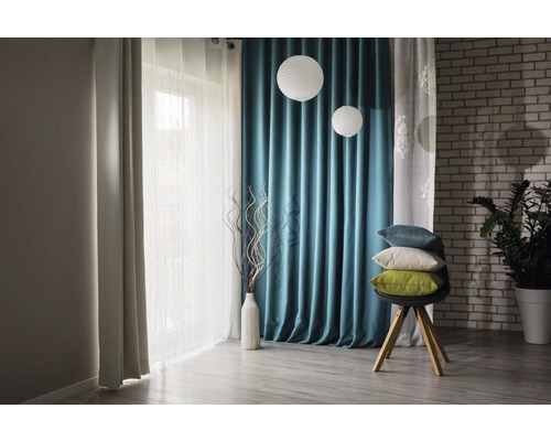 Interior decorativ cu perdele, perne și plantă de interior