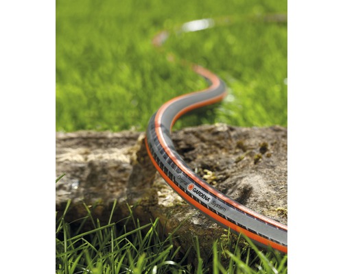 Furtun de grădină Gardena pe gazon