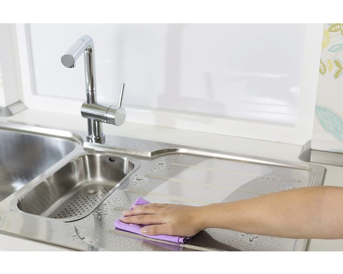 Curățarea unei chiuvete cu o cârpă