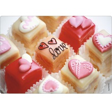 Petit fours cu decor de inimă în forme de hârtie