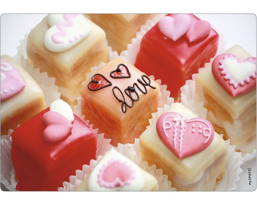 Petit fours cu decor de inimă în forme de hârtie