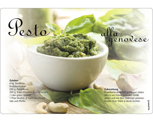 Pesto alla genovese cu busuioc și semințe de pin într-un bol alb
