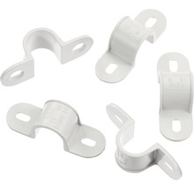 Mai multe cleme albe din plastic pentru țevi.